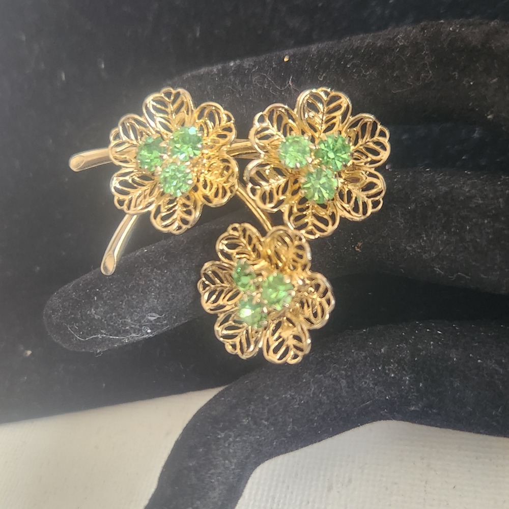 Vintage Gold Tone Filigree Triple Flower Brooch Green Rhinestone Floral Pin - Picture 3 of 7